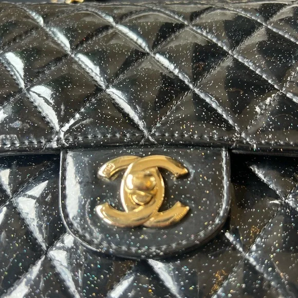 Beautiful patent Chanel bag size small - Picture 6 of 15